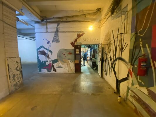 Секонд-хенд магазин SVALKA с граффити в Севкабель Порт СПб